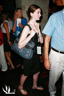 Anne Hathaway feet photo thumbnail