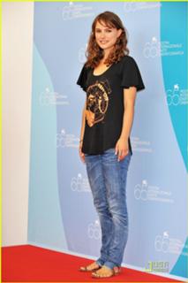 Natalie Portman feet photo thumbnail