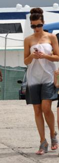 Kate Beckinsale feet photo thumbnail