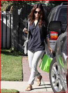 Rachel Bilson feet photo thumbnail