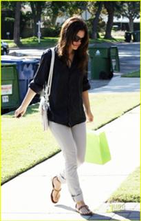 Rachel Bilson feet photo thumbnail