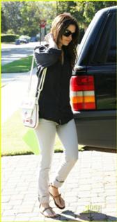 Rachel Bilson feet photo thumbnail