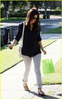 Rachel Bilson feet photo thumbnail