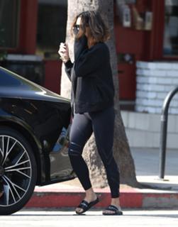Vanessa Hudgens feet photo thumbnail