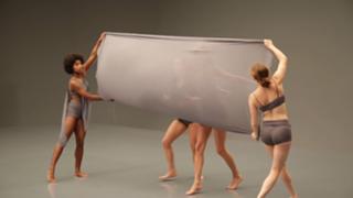 Taylor Swift feet photo thumbnail