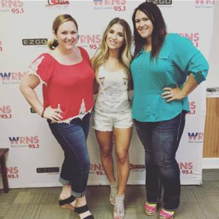 Jessie James Decker feet photo thumbnail