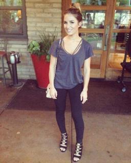 Jessie James Decker feet photo thumbnail