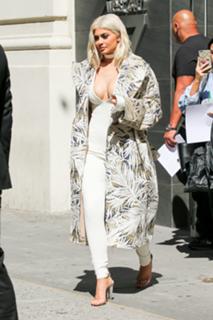 Kylie Jenner feet photo thumbnail