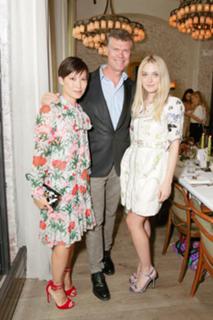 Dakota Fanning feet photo thumbnail