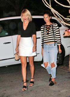 Taylor Swift feet photo thumbnail