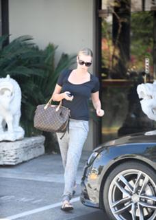 Charlize Theron feet photo thumbnail