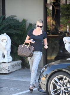 Charlize Theron feet photo thumbnail