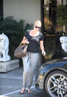 Charlize Theron feet photo thumbnail