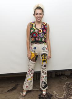 Miley Cyrus feet photo thumbnail