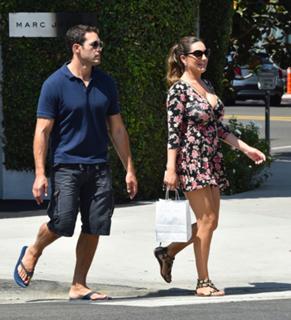 Kelly Brook feet photo thumbnail