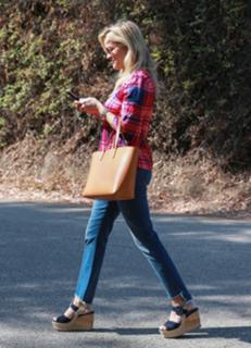 Reese Witherspoon feet photo thumbnail