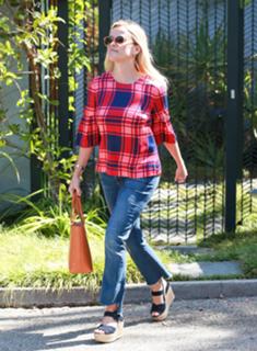 Reese Witherspoon feet photo thumbnail