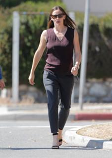 Jennifer Garner feet photo thumbnail