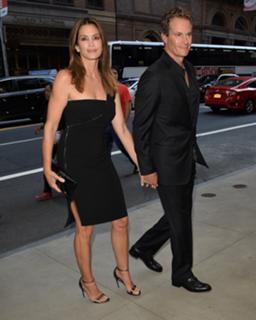 Cindy Crawford feet photo thumbnail