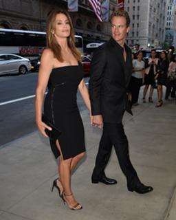Cindy Crawford feet photo thumbnail