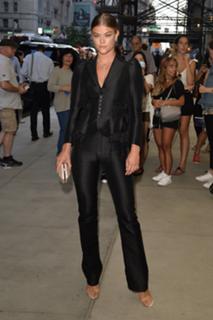 Nina Agdal feet photo thumbnail