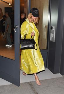 Hailey Bieber feet photo thumbnail