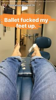Sarah Hyland feet photo thumbnail