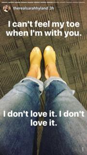 Sarah Hyland feet photo thumbnail