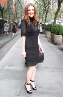 Julianne Moore feet photo thumbnail