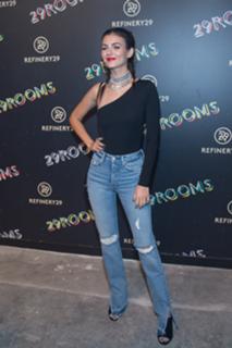 Victoria Justice feet photo thumbnail