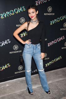 Victoria Justice feet photo thumbnail