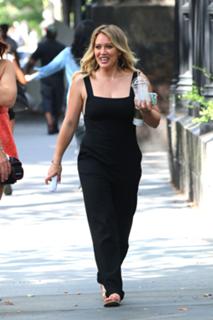 Hilary Duff feet photo thumbnail