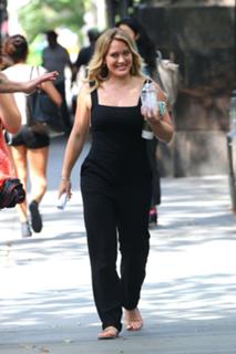 Hilary Duff feet photo thumbnail