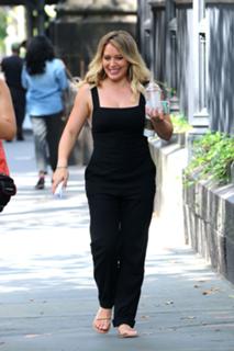 Hilary Duff feet photo thumbnail