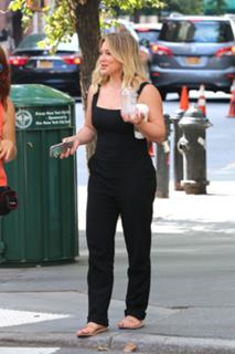 Hilary Duff feet photo thumbnail