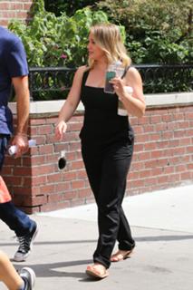 Hilary Duff feet photo thumbnail