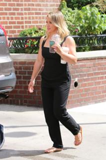 Hilary Duff feet photo thumbnail