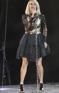 Carrie Underwood feet photo thumbnail