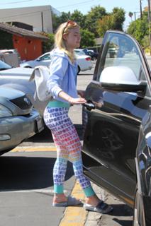 Elle Fanning feet photo thumbnail