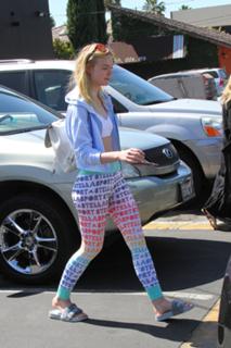 Elle Fanning feet photo thumbnail