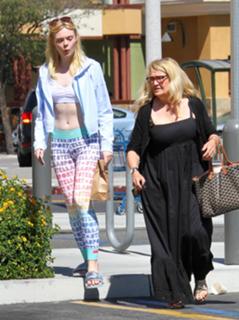 Elle Fanning feet photo thumbnail