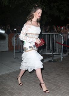 Anne Hathaway feet photo thumbnail
