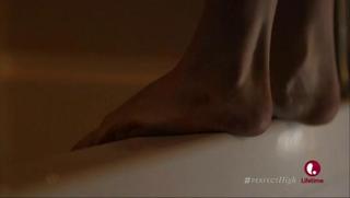 Bella Thorne feet photo thumbnail