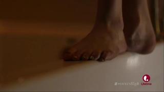 Bella Thorne feet photo thumbnail