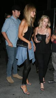 Rosie Huntington-Whiteley feet photo thumbnail