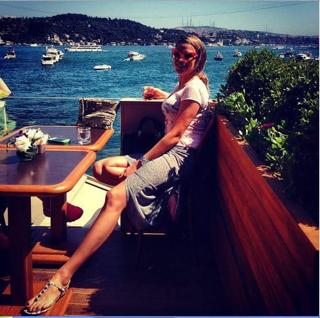 Serenay Sarikaya feet photo thumbnail