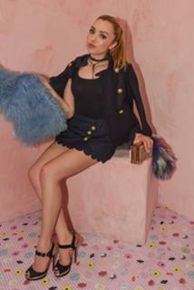 Peyton List feet photo thumbnail