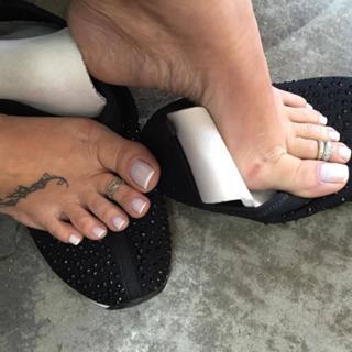 Karin Klemp feet photo thumbnail