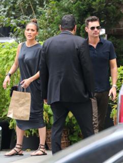 Jennifer Lopez feet photo thumbnail