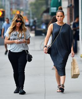 Jennifer Lopez feet photo thumbnail